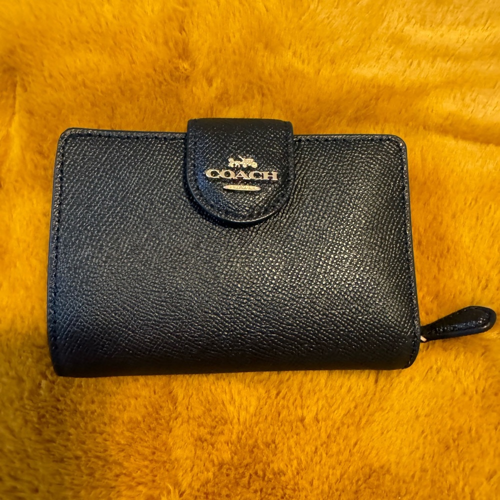 New COACH Stylish, Medium Corner Zip Wallet